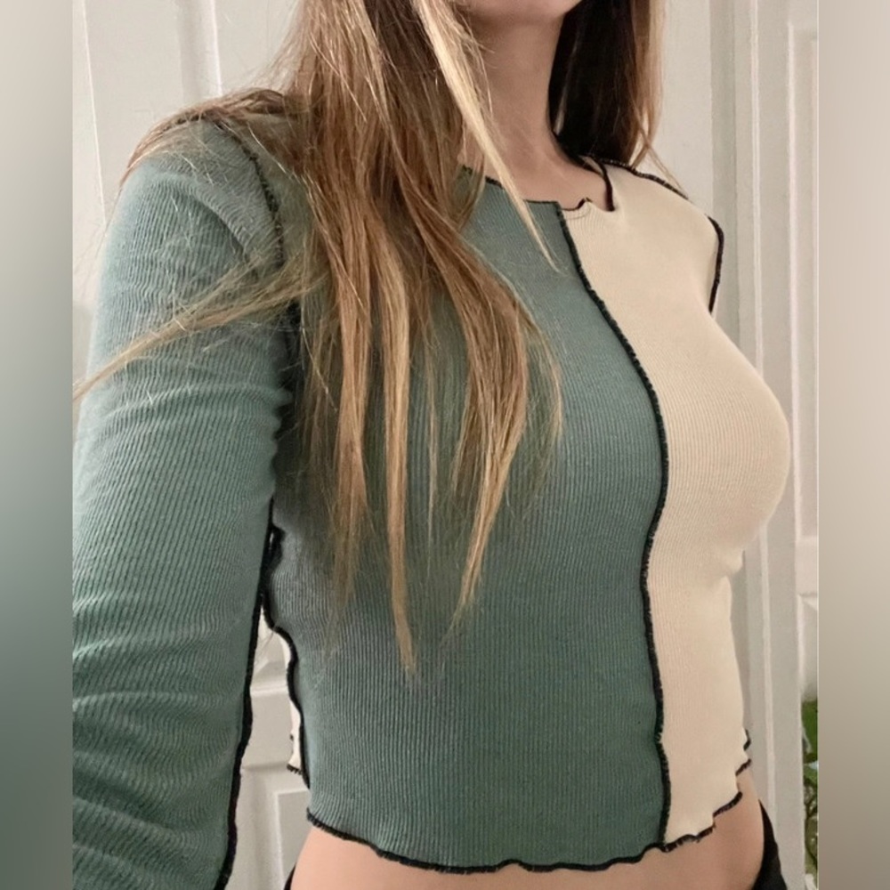 Adika women’s long sleeve color block split shirt. Size XS